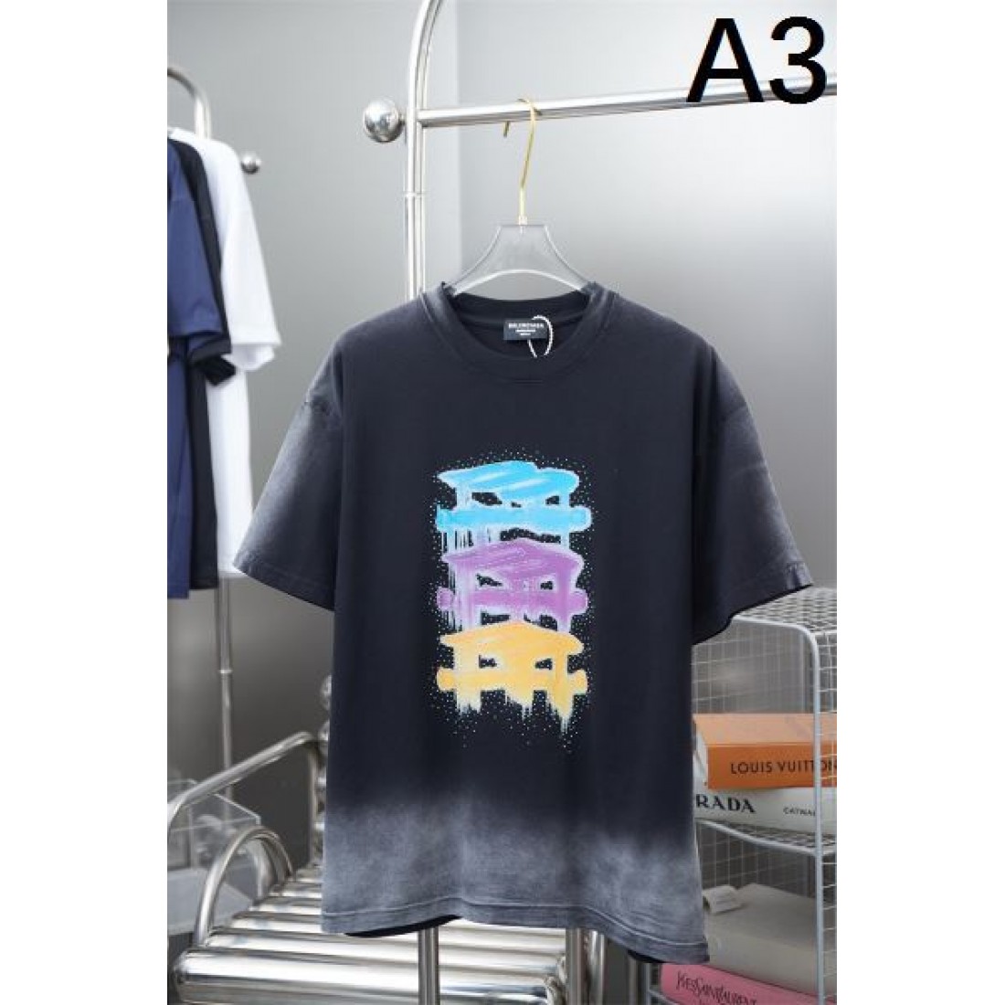 2025SS 半袖Tシャツ BALENCIAGA バレンシアガ コピー 高級感漂うデザイン - 画像 (4)