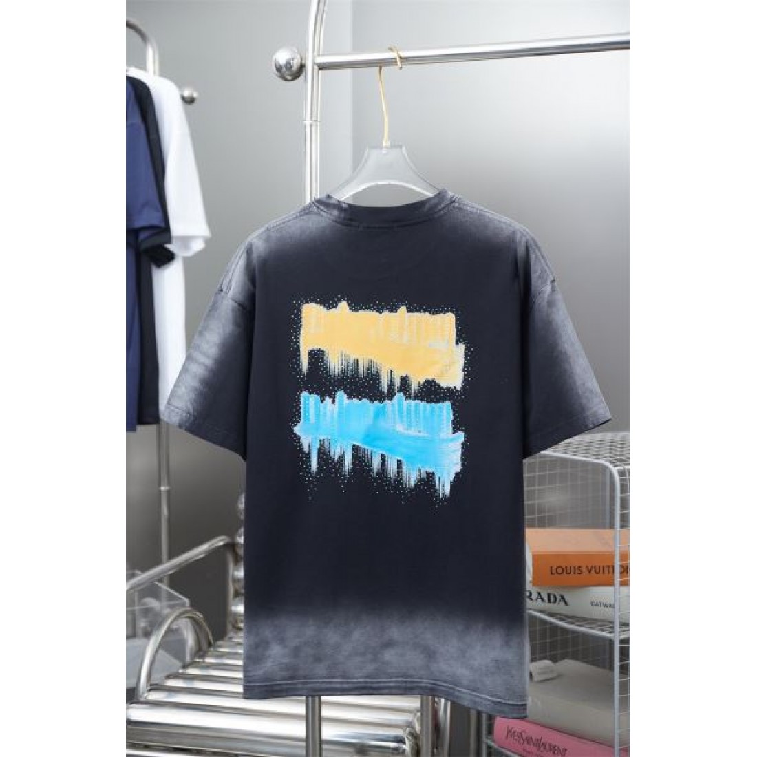 2025SS 半袖Tシャツ BALENCIAGA バレンシアガ コピー 高級感漂うデザイン - 画像 (5)