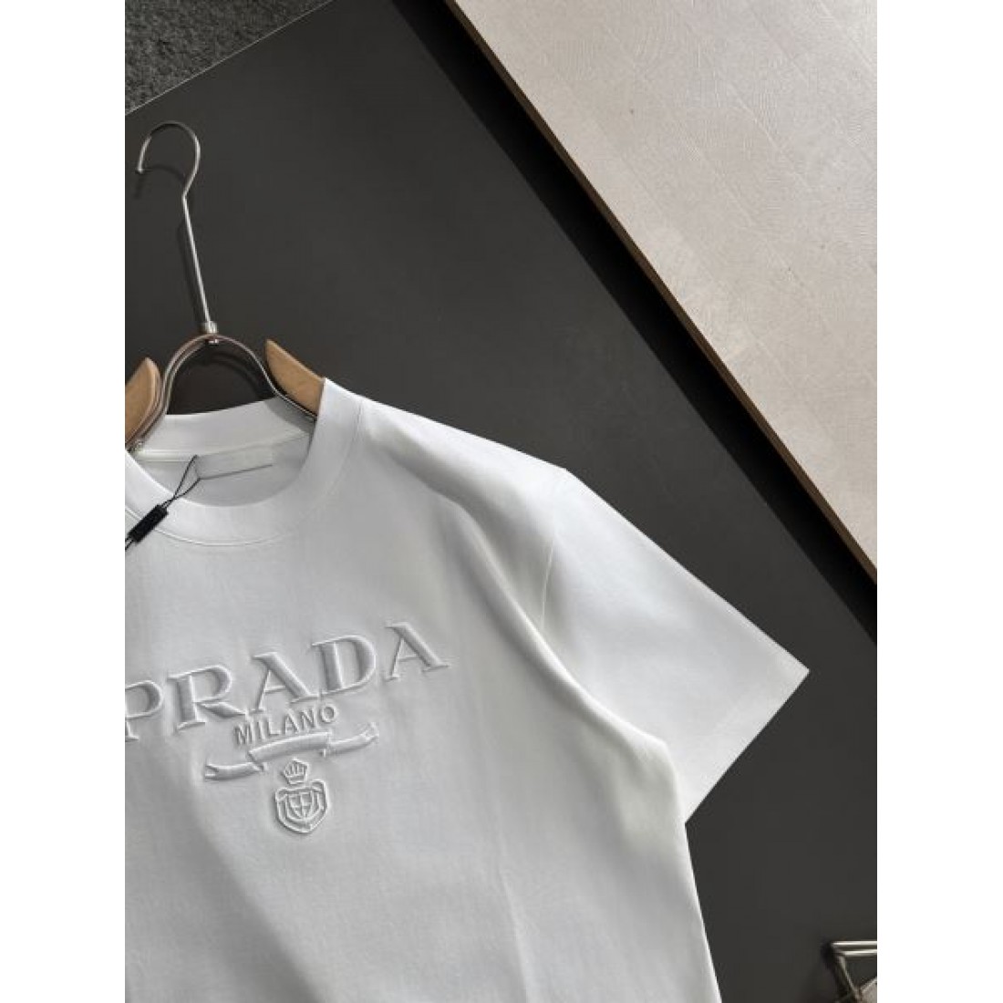 2025SS 半袖Tシャツ PRADA プラダ コピー 大人カジュアルに - 画像 (6)