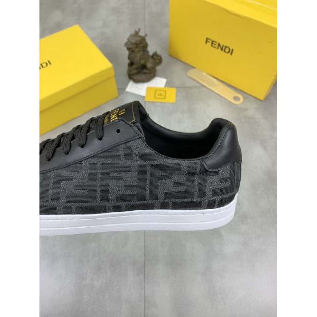 FENDI フェンデイ 洗練された魅力が光る 2024SS メンズ用 カジュアルシューズ - 画像 (8)