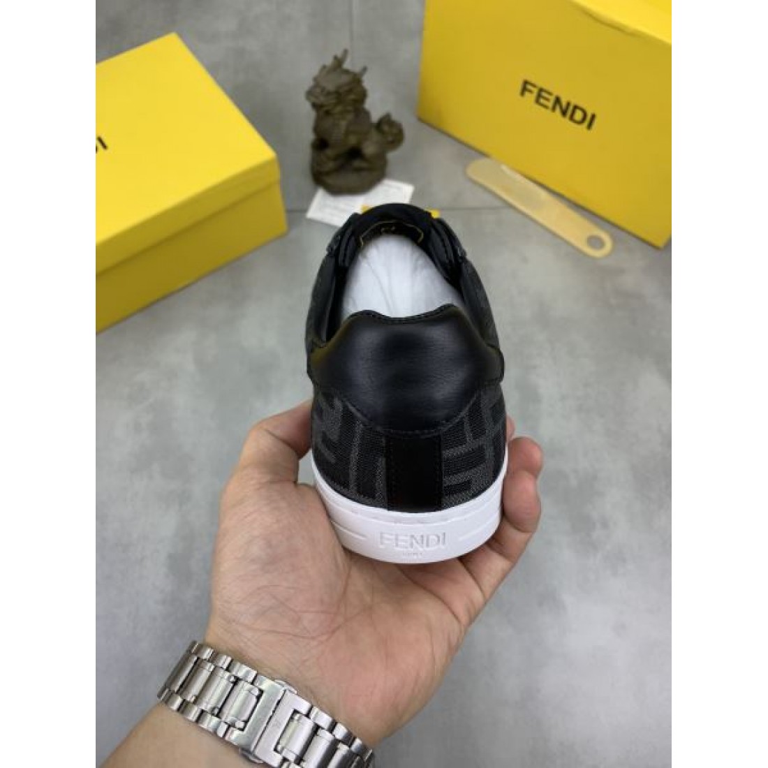 FENDI フェンデイ 洗練された魅力が光る 2024SS メンズ用 カジュアルシューズ - 画像 (9)