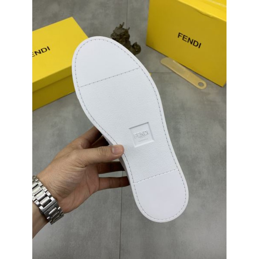 FENDI フェンデイ 洗練された魅力が光る 2024SS メンズ用 カジュアルシューズ - 画像 (10)