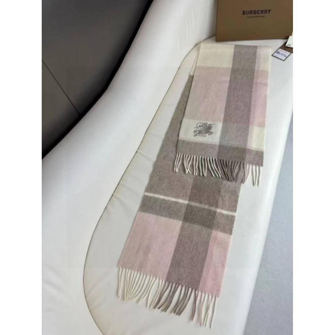 2024FW スカーフ BURBERRY バーバリー トップスからチラ見える安心 - 画像 (7)