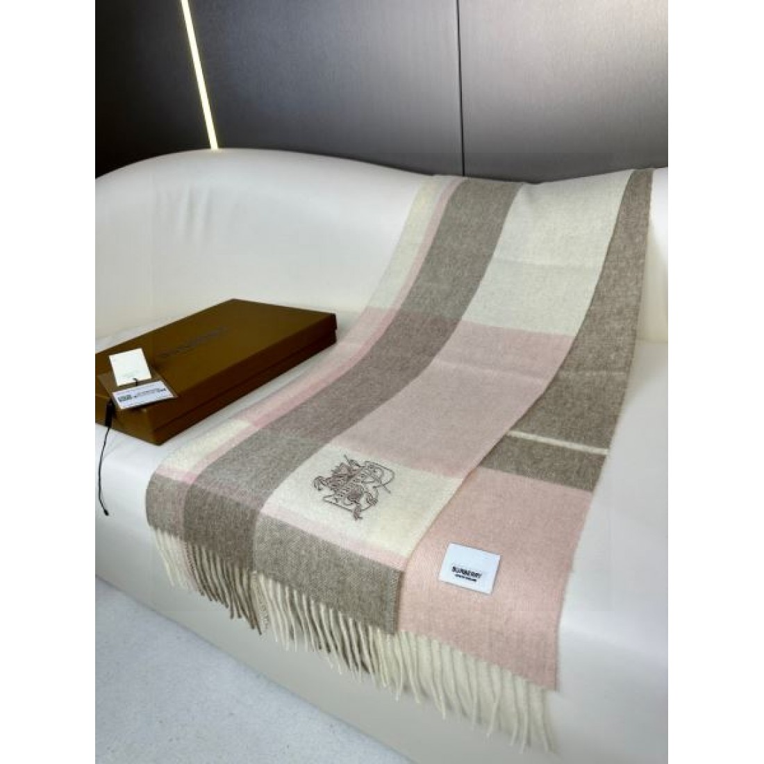 2024FW スカーフ BURBERRY バーバリー トップスからチラ見える安心 - 画像 (8)