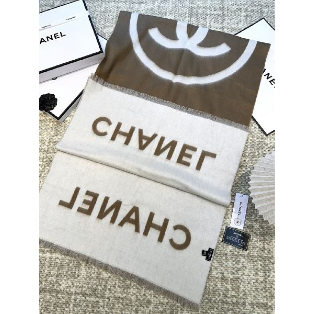 2024FW スカーフ CHANEL シャネル 今年の秋冬コーデに活躍する - 画像 (7)