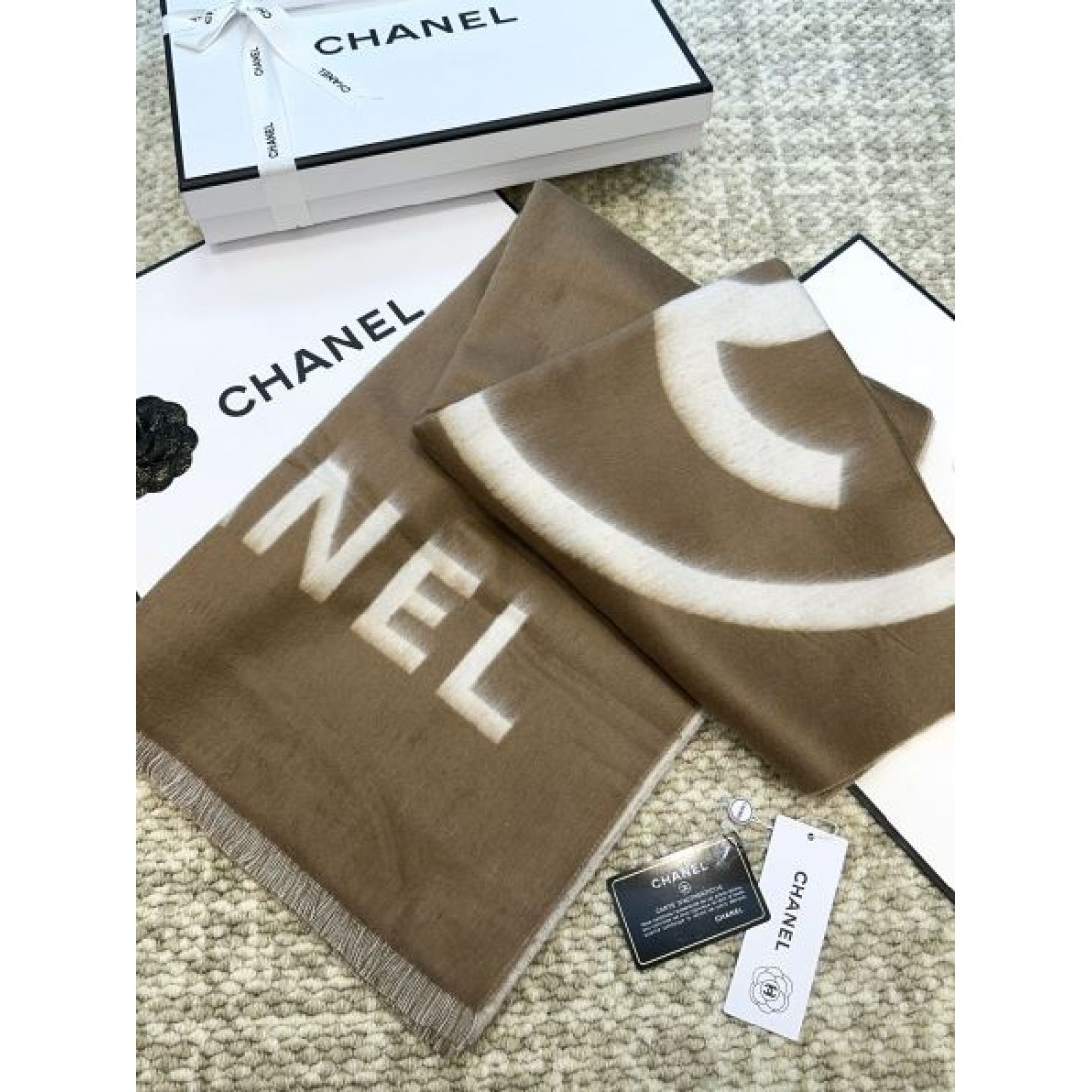 2024FW スカーフ CHANEL シャネル 今年の秋冬コーデに活躍する - 画像 (8)