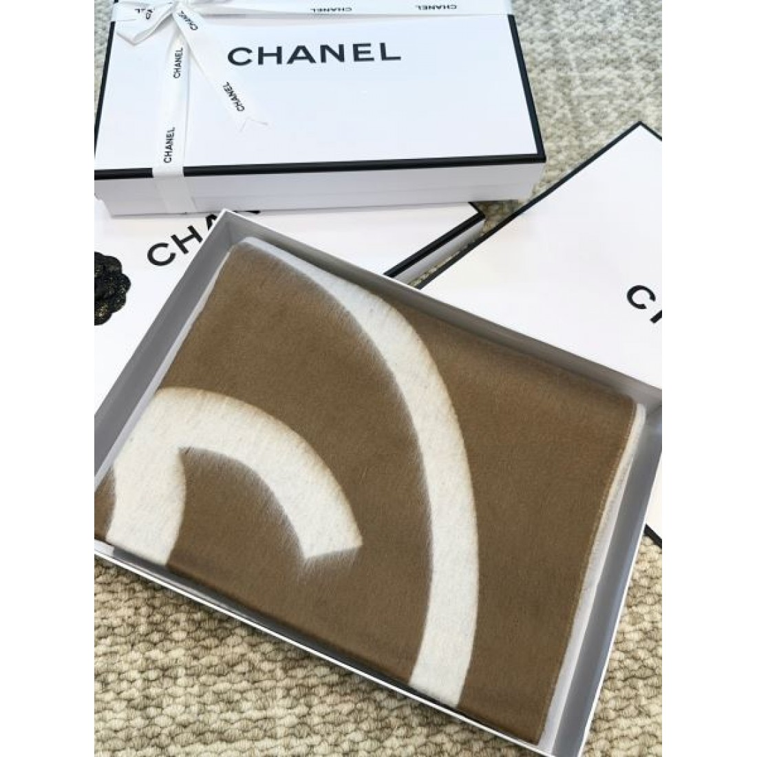 2024FW スカーフ CHANEL シャネル 今年の秋冬コーデに活躍する - 画像 (9)