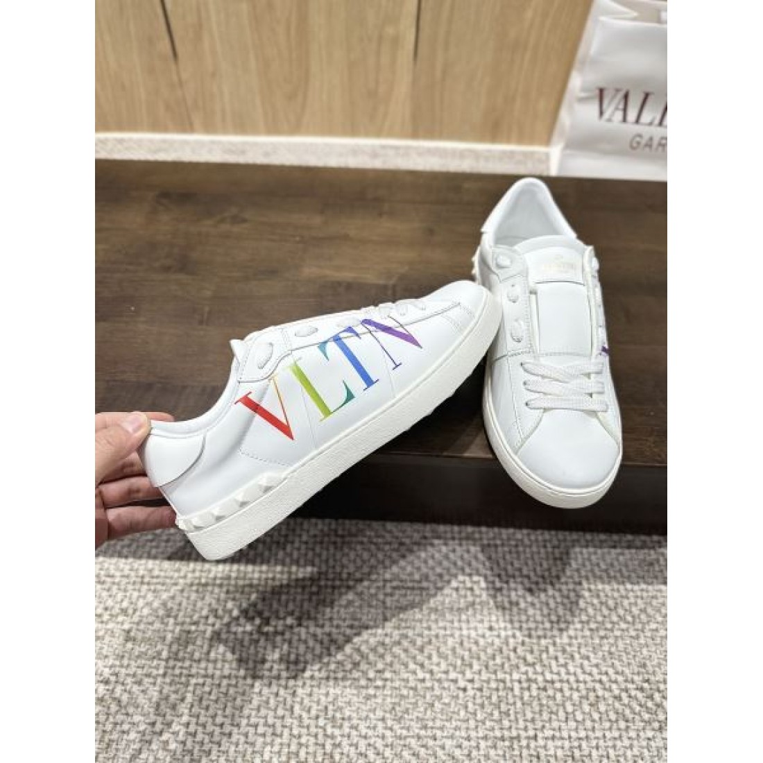 2024SS 魅力を持つ VALENTINO ヴァレンティノ レディース用 カジュアルシューズ - 画像 (9)
