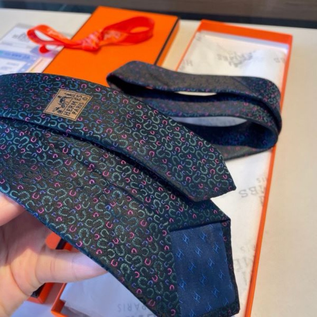 2024SS 今年の春夏コーデに活躍する HERMES エルメス ネクタイ - 画像 (11)