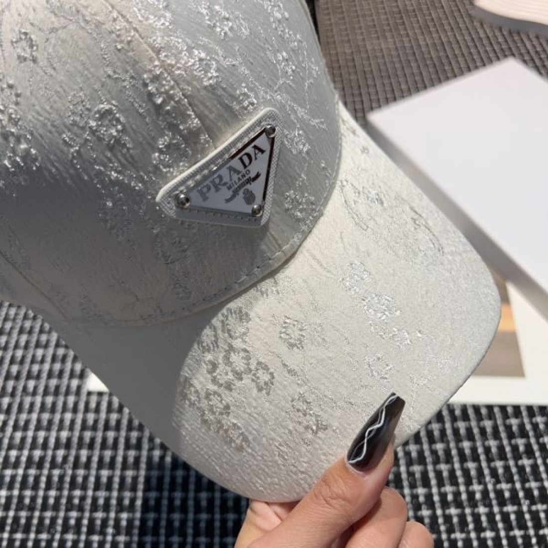 PRADA プラダ 今っぽいスタイルに決まる 2024SS 帽子 - 画像 (10)
