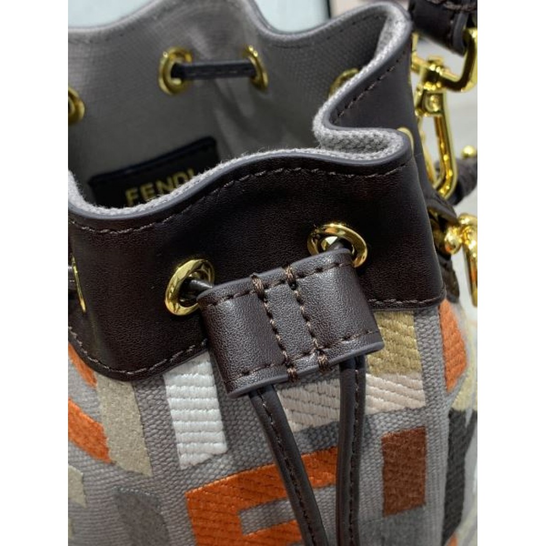 大人な印象が溢れ出る 2024SS トートバッグ FENDI フェンデイ - 画像 (8)