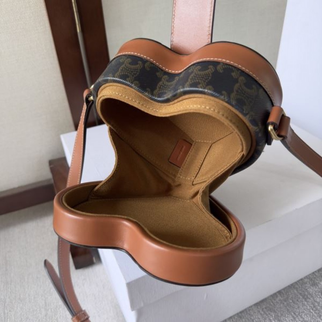 人気の高さがうかがえ 2024SS ショルダーバッグ CELINE セリーヌ - 画像 (9)