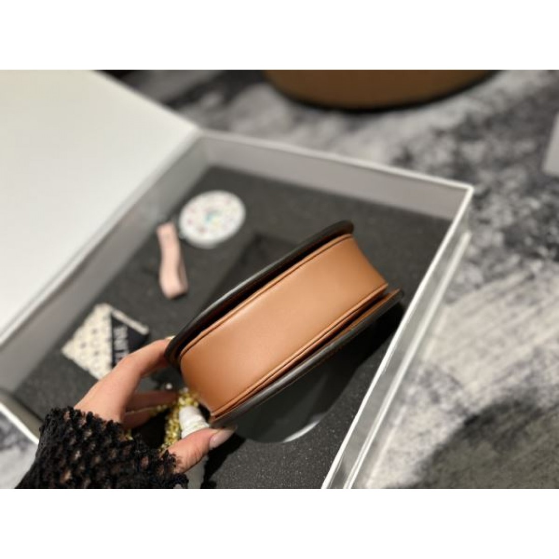 海外セレブが注目アイテム 2024SS ショルダーバッグ CELINE セリーヌ - 画像 (9)