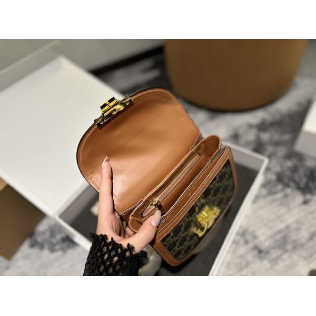 海外セレブが注目アイテム 2024SS ショルダーバッグ CELINE セリーヌ - 画像 (10)
