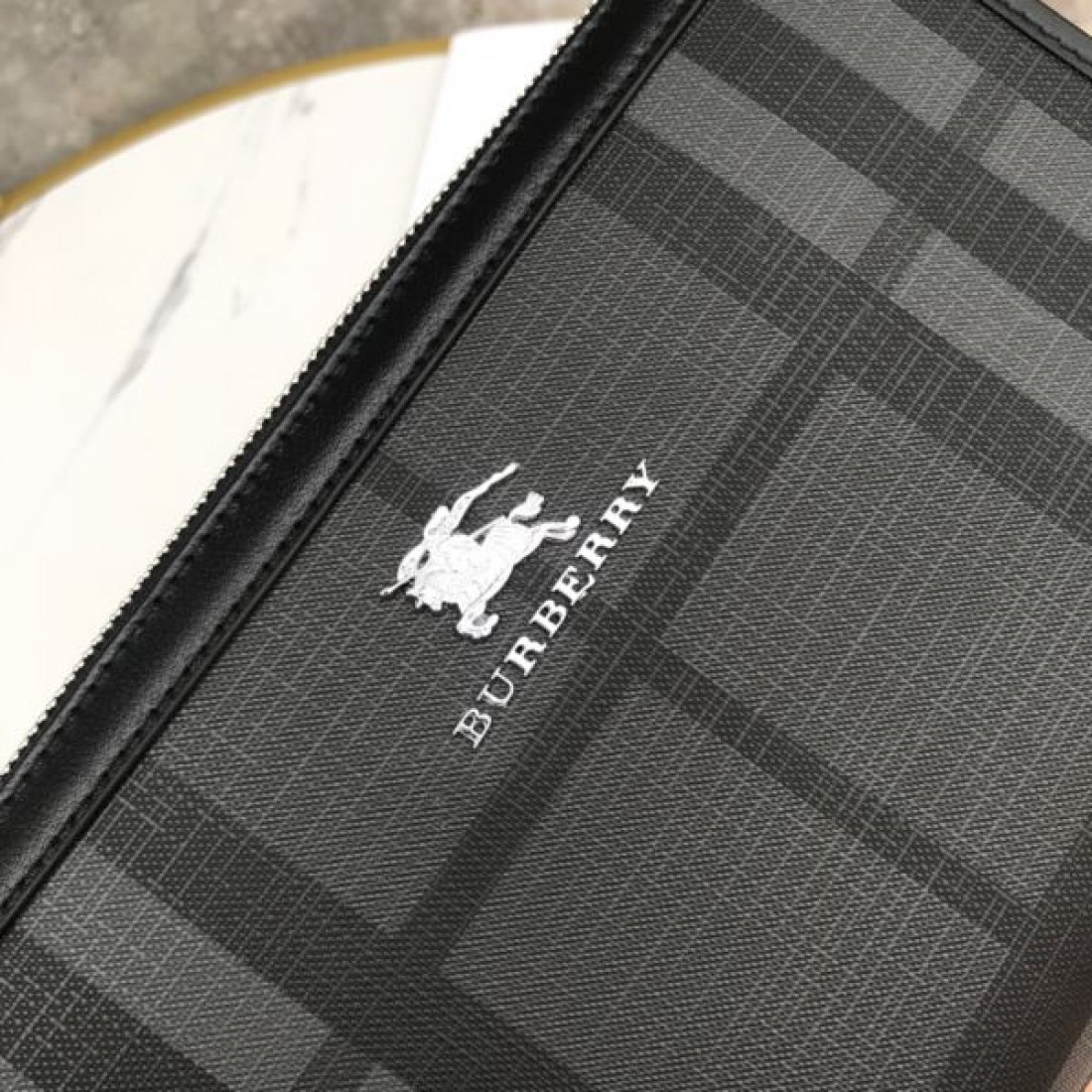 2024SS 引き続き注目のスタイル BURBERRY バーバリー クラッチバッグ - 画像 (10)