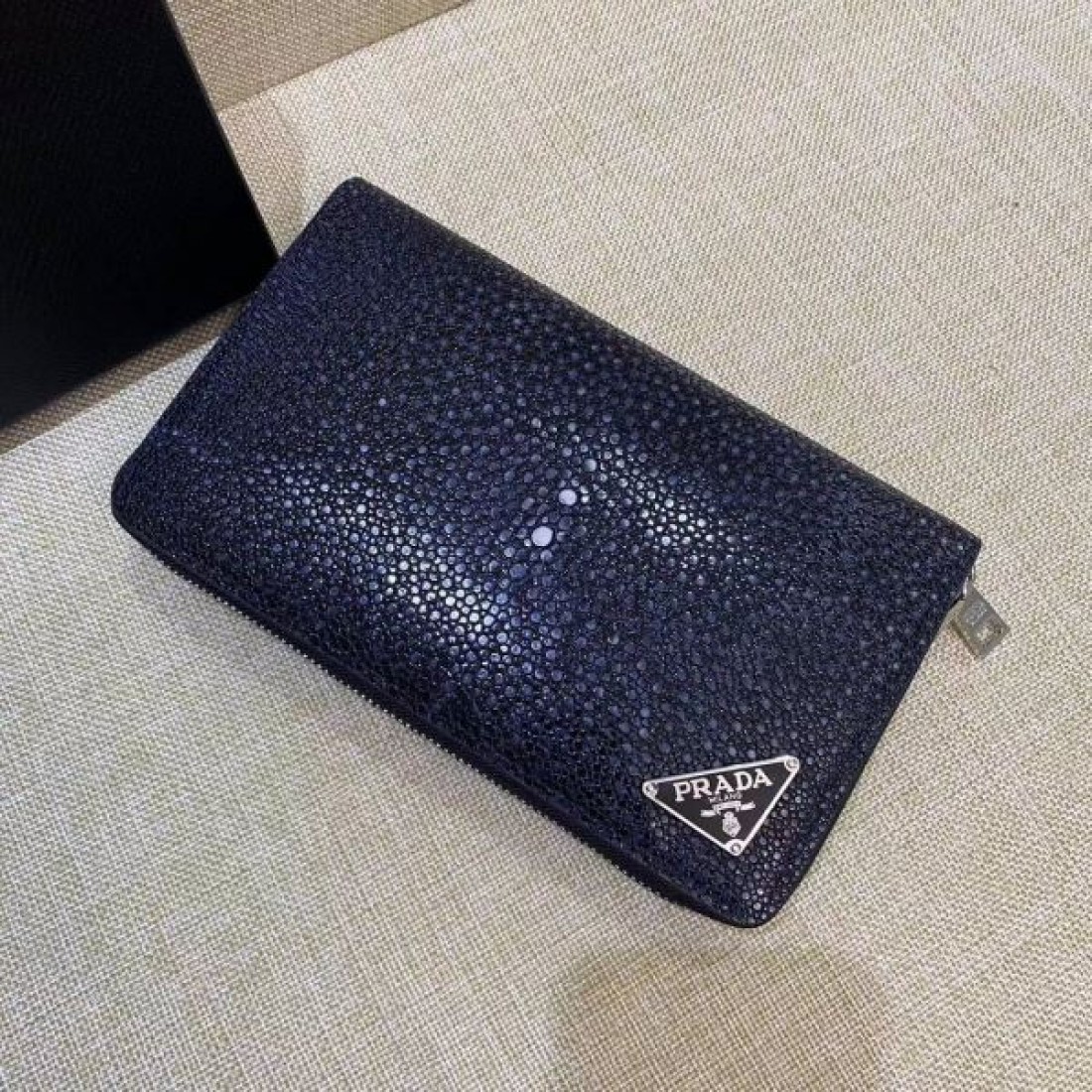2024SS きれいめな印象で着こなし PRADA プラダ クラッチバッグ - 画像 (7)