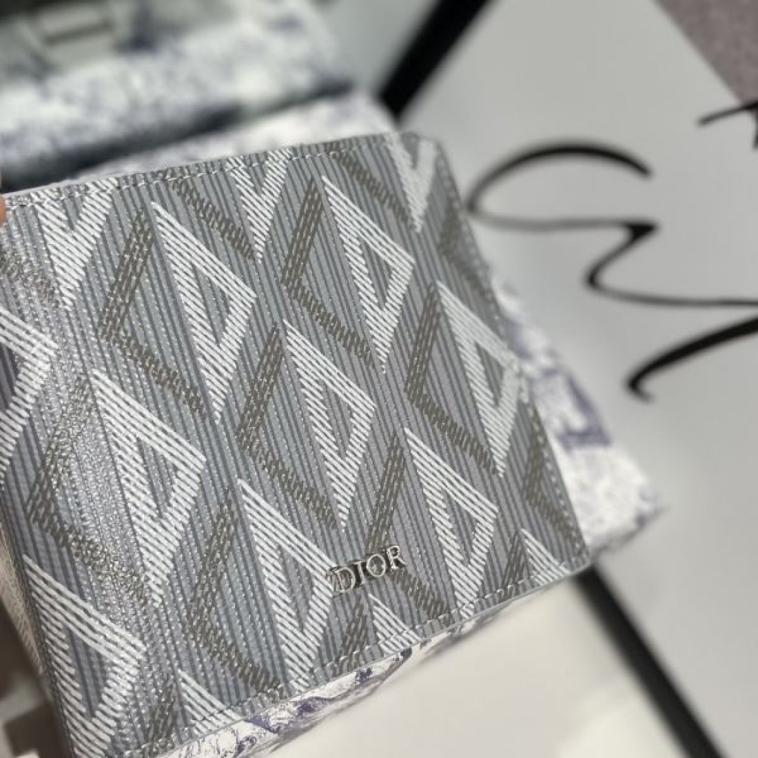 DIOR ディオール 2024SS 今季はファション感漂う 二つ折り財布 - 画像 (9)