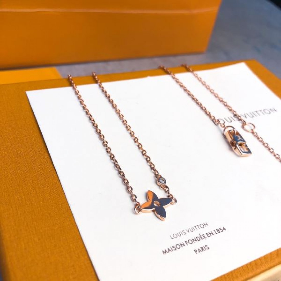 ロゴが素敵 2024SS ネックレス LOUIS VUITTON ルイヴィトン - 画像 (7)