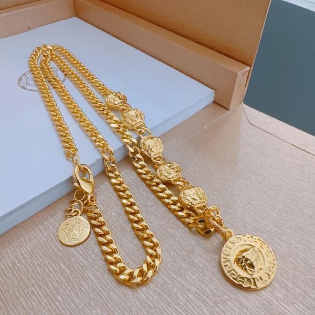 夏気分を盛り上げる 2024SS ネックレス VERSACE ヴェルサーチェ - 画像 (7)