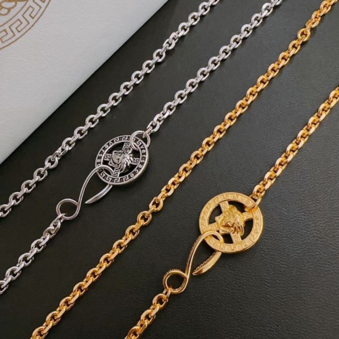 今注目度が上がって 2024SS ネックレス VERSACE ヴェルサーチェ - 画像 (7)