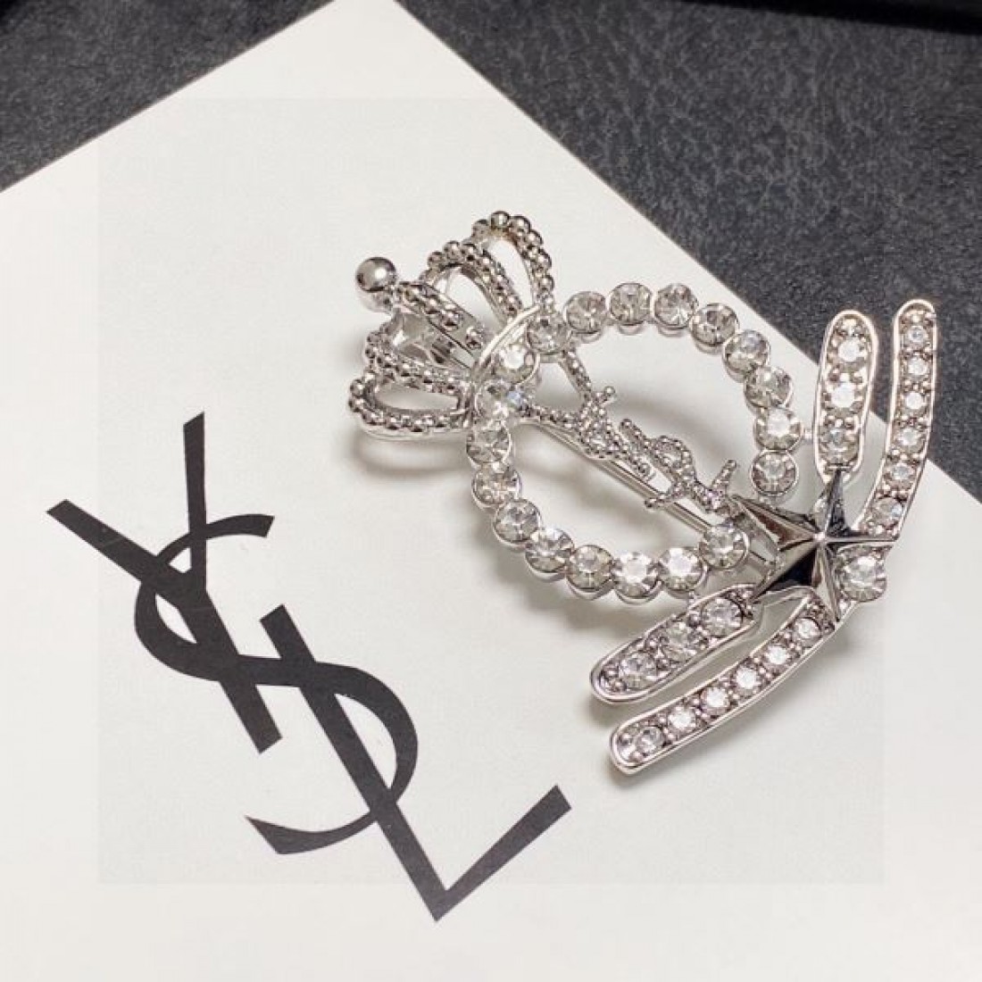 YSL イヴ サンローラン 抜け感や着心地重視 2024SS ブローチ - 画像 (7)