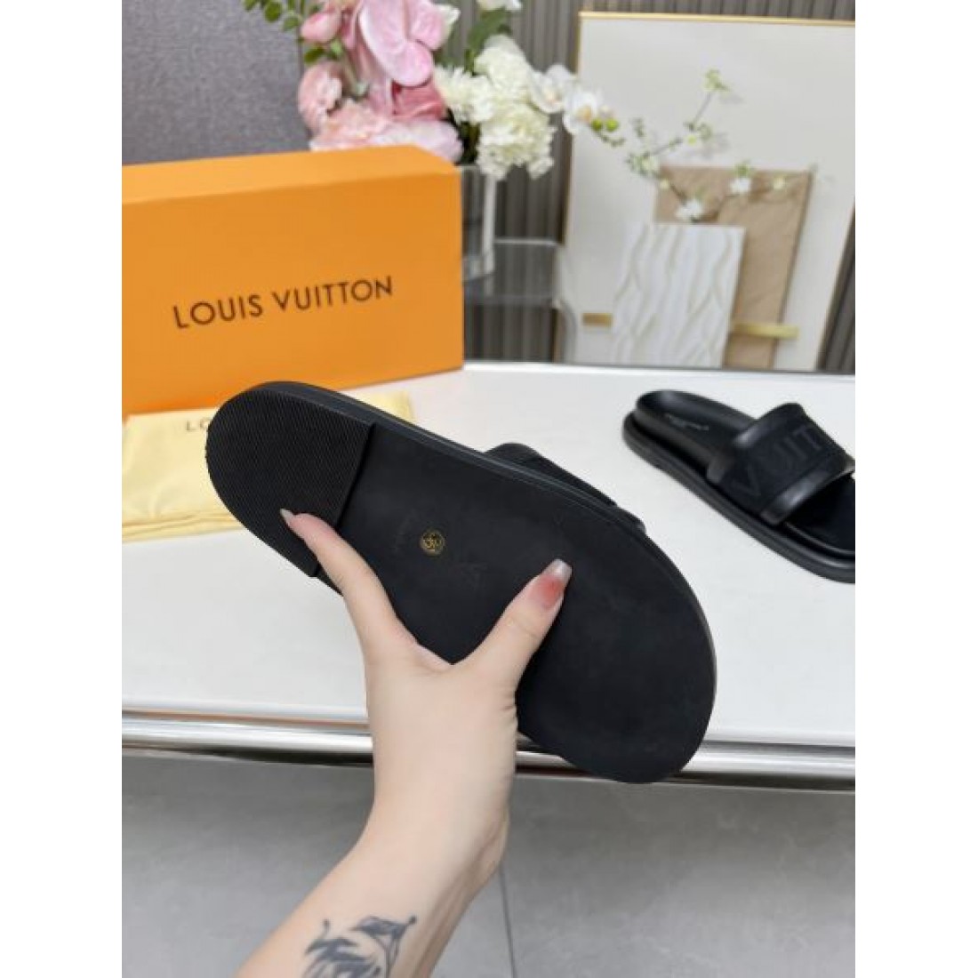 2024SS 夏らしい色味 LOUIS VUITTON ルイヴィトン レディースサンダル - 画像 (9)